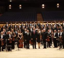 Fotografía de grupo de Sus Majestades los Reyes con la Orquesta Sinfónica del Principado de Asturias